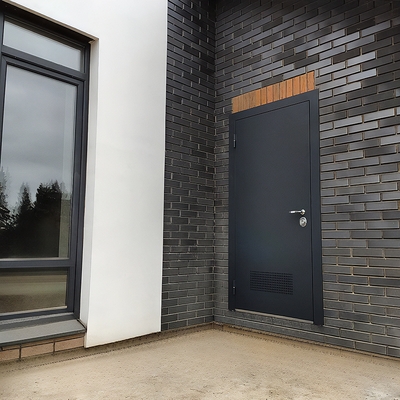 Дверь с пробивной решеткой в котельную Дверь с пробивной решеткой в котельную