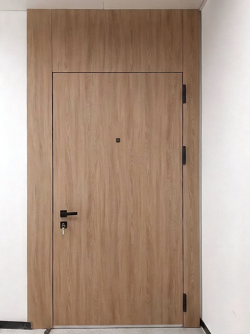 Дверь с верхней вставкой